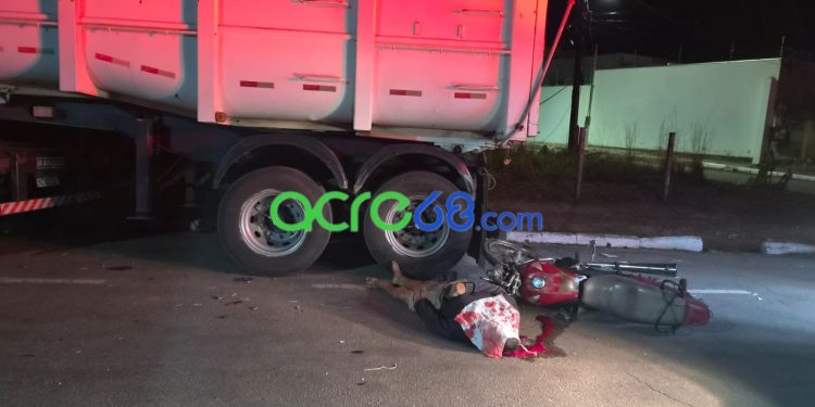 Colisão fatal: Motociclista de 50 anos morre após bater na traseira de carreta estacionada na capital