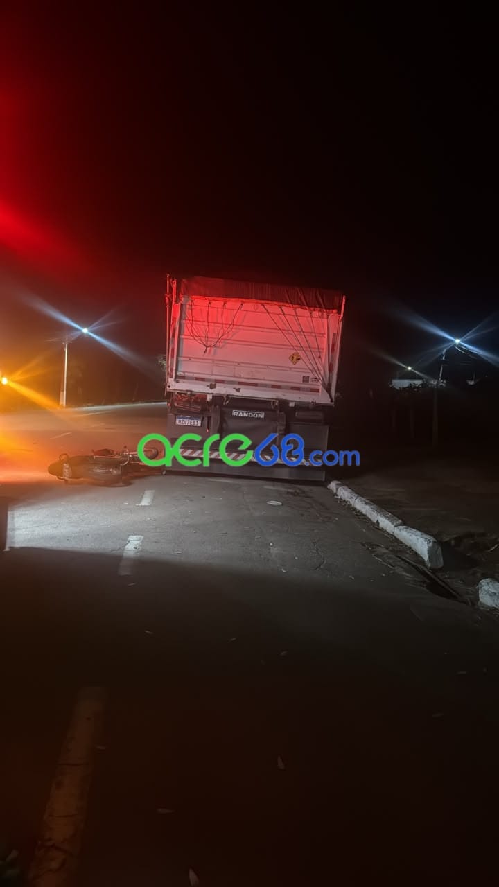 Colisão fatal: Motociclista de 50 anos morre após bater na traseira de carreta estacionada na capital