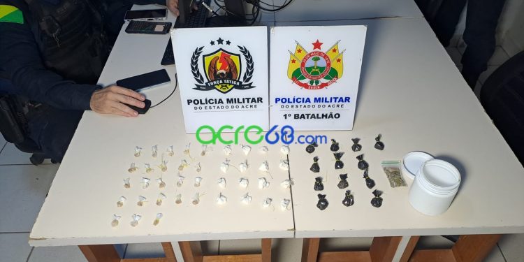 Força Tática flagra tráfico de drogas em beco e prende jovem de 18 anos e apreende adolescente de 14 anos no bairro Tancredo Neves, em Rio Branco