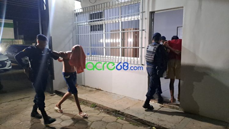 Força Tática flagra tráfico de drogas em beco e prende jovem de 18 anos e apreende adolescente de 14 anos no bairro Tancredo Neves, em Rio Branco