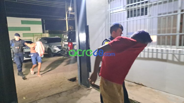 Força Tática flagra tráfico de drogas em beco e prende jovem de 18 anos e apreende adolescente de 14 anos no bairro Tancredo Neves, em Rio Branco