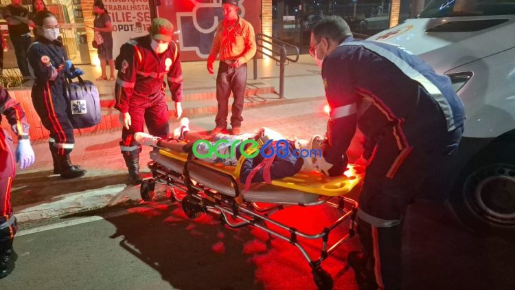 Motociclista de aplicativo sofre acidente na Estrada Dias Martins após usar celular
