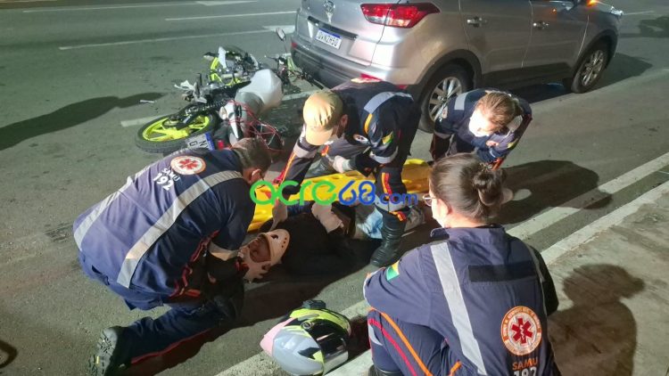 Motociclista de aplicativo sofre acidente na Estrada Dias Martins após usar celular