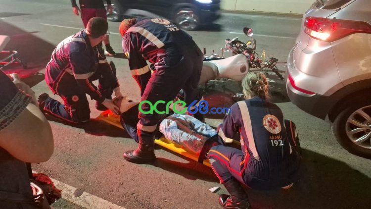 Motociclista de aplicativo sofre acidente na Estrada Dias Martins após usar celular
