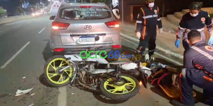 Motociclista de aplicativo sofre acidente na Estrada Dias Martins após usar celular