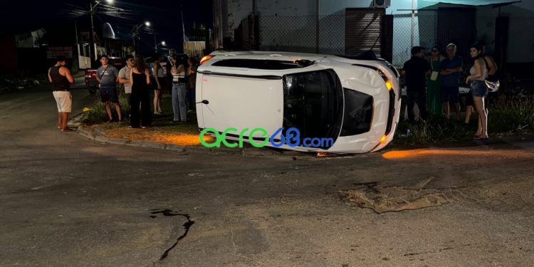 Carro tomba em cruzamento do bairro Placas após desrespeito à preferencial em Rio Branco Carro tomba em cruzamento do bairro Placas após desrespeito à preferencial em Rio Branco