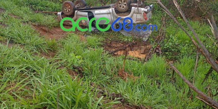 Caminhonete capota duas vezes na BR-317 após aquaplanagem sob forte temporal