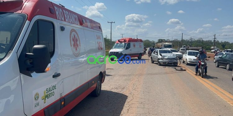 Colisão violenta entre dois carros na Via Verde deixa motorista preso às ferragens e dois feridos