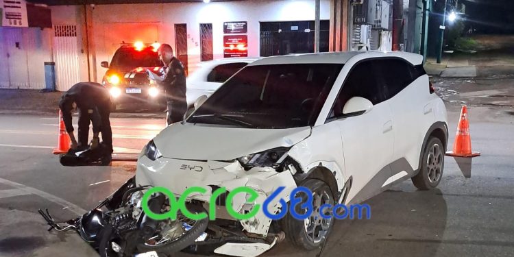 Casal fica ferido após motorista de carro elétrico desrespeitar preferencial e atingir motocicleta em Rio Branco