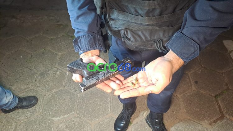 Força Tática apreende arma e prende jovem de 21 anos no bairro Seis de Agosto, em Rio Branco