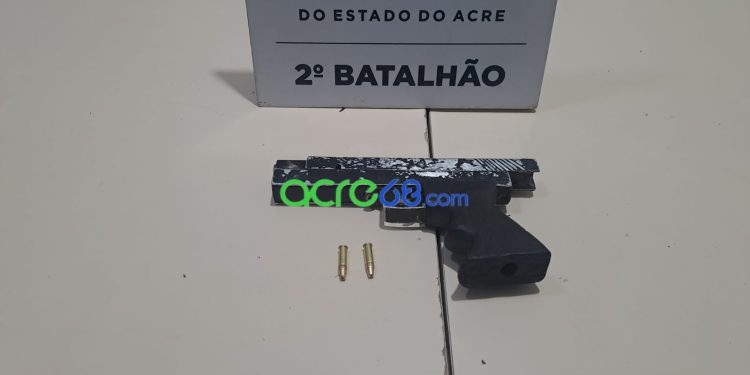 Força Tática apreende arma e prende jovem de 21 anos no bairro Seis de Agosto, em Rio Branco Força Tática apreende arma e prende jovem de 21 anos no bairro Seis de Agosto, em Rio Branco