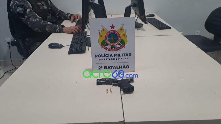 Força Tática apreende arma e prende jovem de 21 anos no bairro Seis de Agosto, em Rio Branco