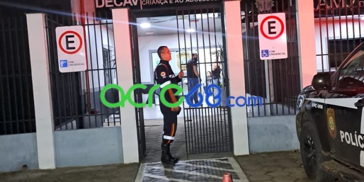 Marido agride esposa, é esfaqueado em legítima defesa e preso em Rio Branco; suspeito passa mal na delegacia e mobiliza Samu Marido agride esposa, é esfaqueado em legítima defesa e preso em Rio Branco; suspeito passa mal na delegacia e mobiliza Samu