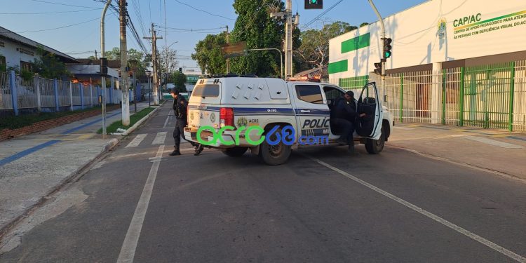 ​Polícia Militar prende maior e apreende adolescente com drogas no “Beco da Tiazinha” em Rio Branco