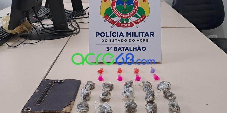 Droga em casinha de cachorro: Polícia Militar apreende skunk e cocaína no bairro Eldorado, em Rio Branco Droga em casinha de cachorro: Polícia Militar apreende skunk e cocaína no bairro Eldorado, em Rio Branco