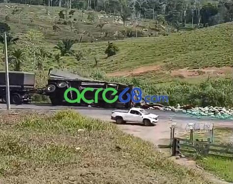 Veículo de carga sai da pista e tomba na BR-364, espalhando mercadorias no interior do Acre