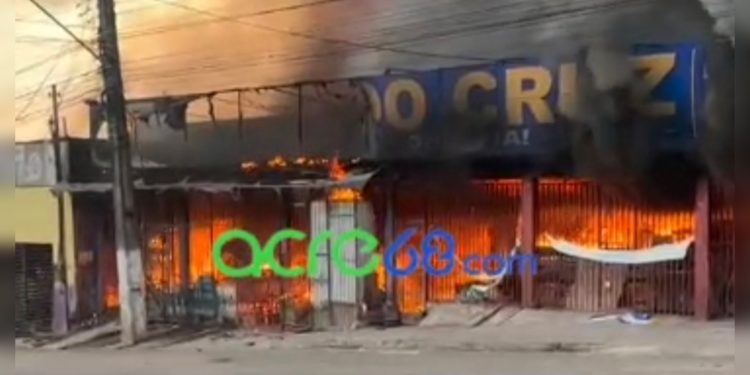 Tragédia na Baixada da Sobral: Incêndio de grandes proporções consome o Mercado Cruz e deixa rastro de destruição em Rio Branco