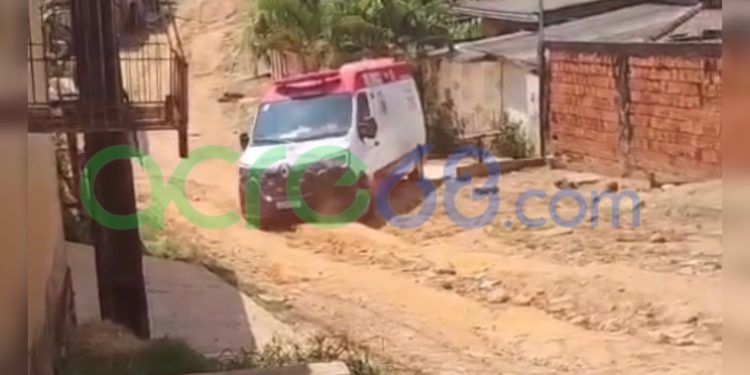 Transtorno no Vitória: Ambulância do SAMU atola em rua de barro durante atendimento de emergência