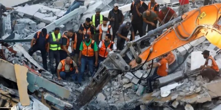 Veja imagens de crianças que sobreviveram a desabamento de prédio em Gaza. Vídeo