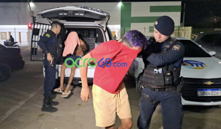 Força Tática flagra tráfico de drogas em beco e prende jovem de 18 anos e apreende adolescente de 14 anos no bairro Tancredo Neves, em Rio Branco