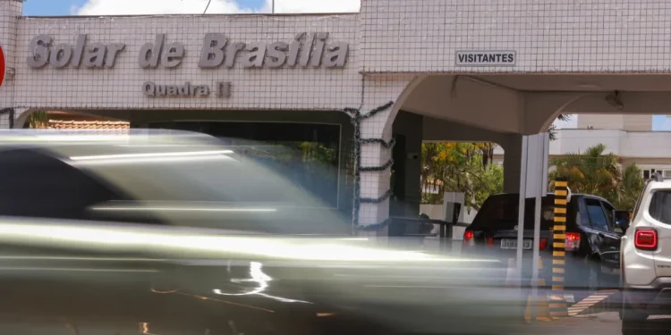 Pai e filho são expulsos de condomínio por “tocarem o terror” na vizinhança