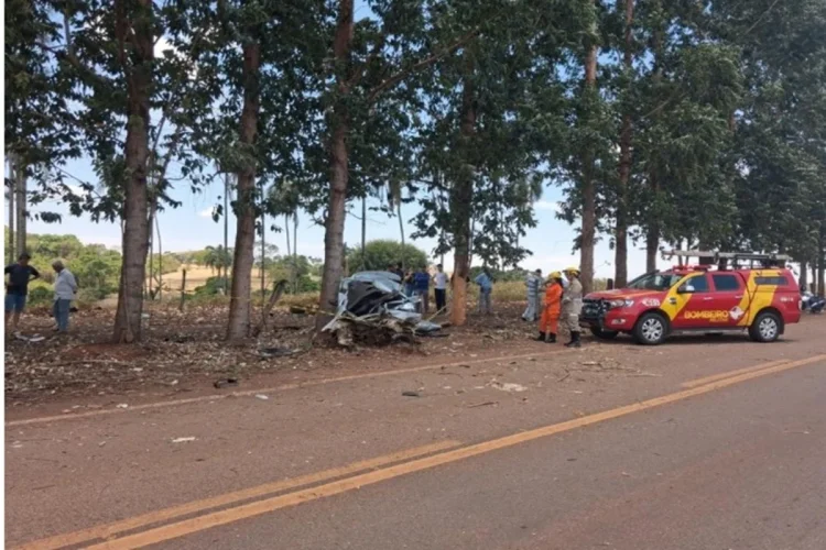 Mulher de 26 anos morre e bebê fica ferida após carro bater em árvore