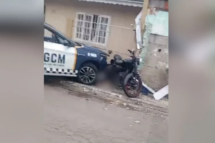 Adolescente morre atingido por viatura da GCM em perseguição a moto roubada. Veja vídeo