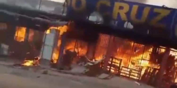 Incêndio de grandes proporções destrói mercado em Rio Branco