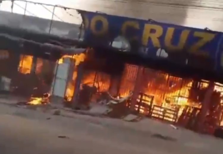 Incêndio de grandes proporções destrói mercado em Rio Branco
