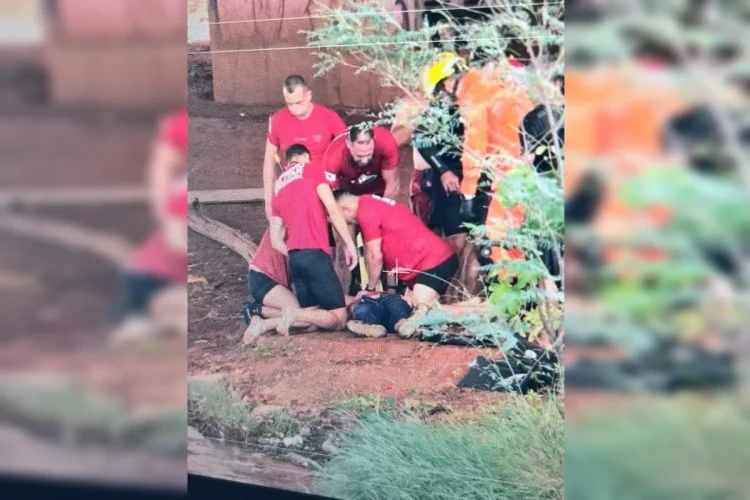 Câmera flagra pai e filho caindo no Lago Paranoá após bater em ponte do DF. Veja vídeo