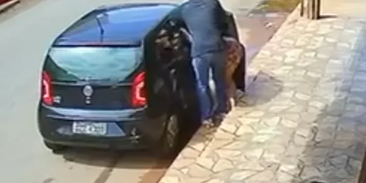 Homem que jogou mulher para fora do carro durante assalto é preso. Veja vídeo Homem que jogou mulher para fora do carro durante assalto é preso. Veja vídeo