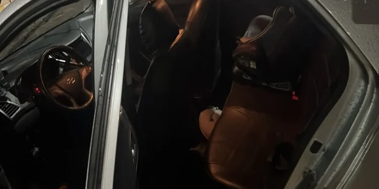 Homem rouba carro com criança dentro, foge e se esconde em motel