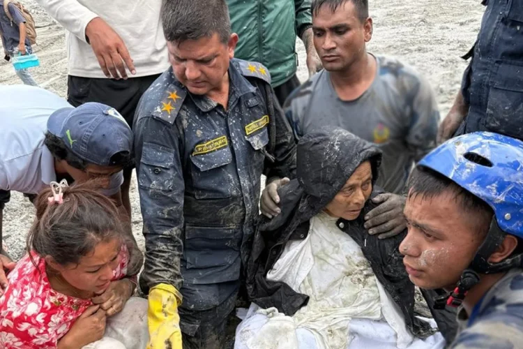 Nepal: família de idosa resgatada 10 dias após tragédia tinha iniciado luto