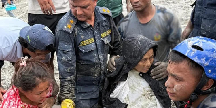 Mulher e homem são resgatados com vida 10 dias após deslizamentos no Nepal Mulher e homem são resgatados com vida 10 dias após deslizamentos no Nepal