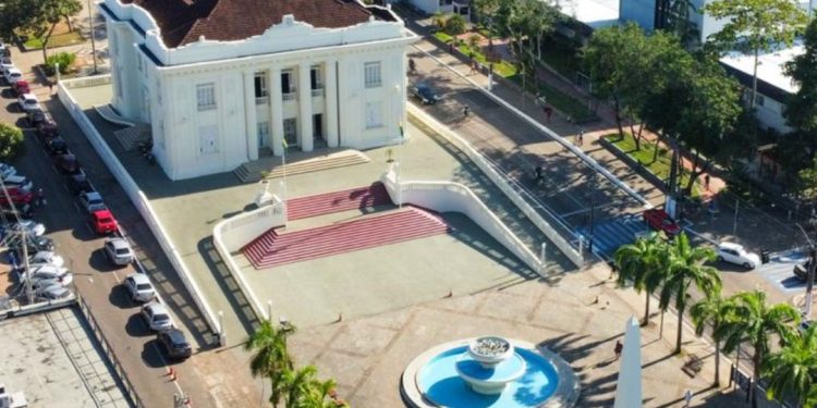 TCE vê gasto acima do limite e barra nomeação de comissionados e cargos de confiança no Acre