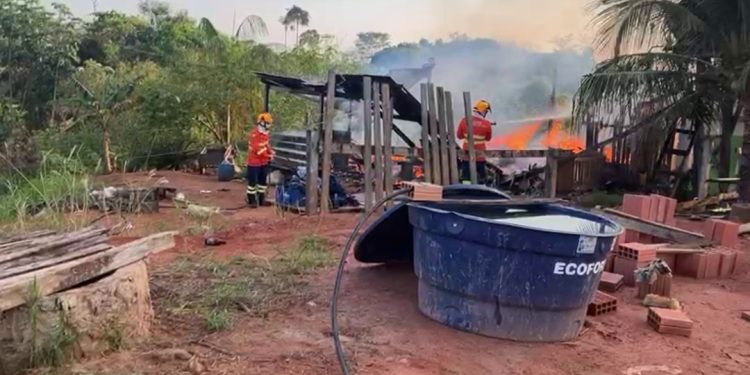 Adolescente de 14 anos fica com 40% do corpo queimado ao salvar irmãos de incêndio no Acre