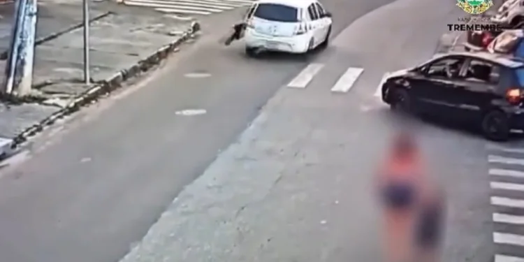 Motorista de aplicativo não devolve troco e arrasta passageira pela rua. Vídeo
