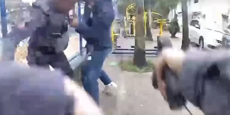 PM atira e mata homem que resistiu à prisão durante abordagem. Vídeo