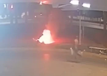 Câmera flagra homem ateando fogo em lixo com recém-nascido