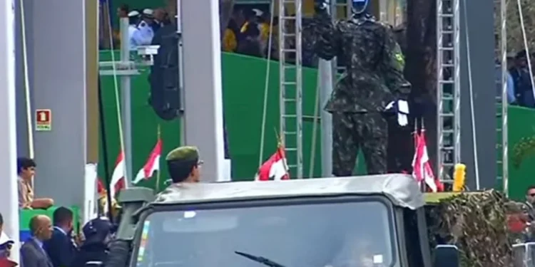 Robô do Exército bate continência aos chefes dos Três Poderes no 7/9