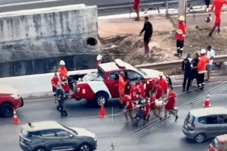 Câmera flagra pai e filho caindo no Lago Paranoá após bater em ponte do DF. Veja vídeo