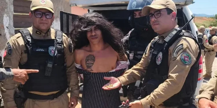 Suspeito de crimes é preso ao se vestir de mulher para enganar polícia