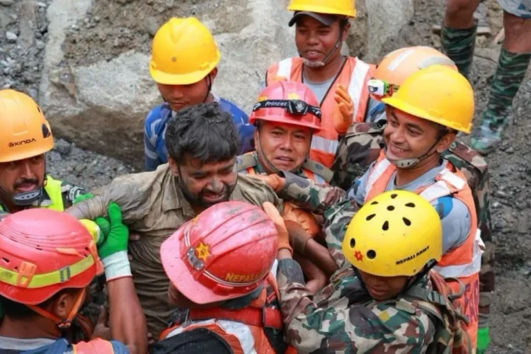 Nepal: família de idosa resgatada 10 dias após tragédia tinha iniciado luto