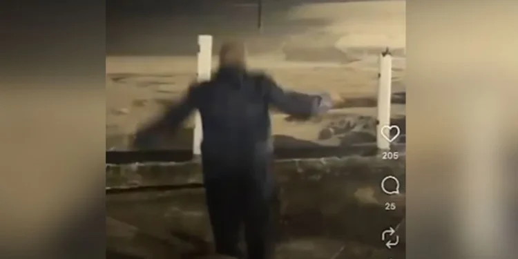 Homem é “engolido” por cratera em meio a temporal durante transmissão ao vivo. Veja vídeo