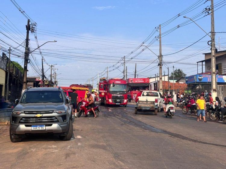 Incêndio de grandes proporções destrói mercado em Rio Branco