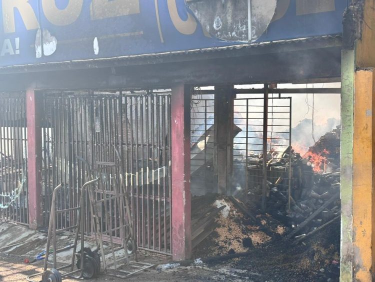 Incêndio de grandes proporções destrói mercado em Rio Branco