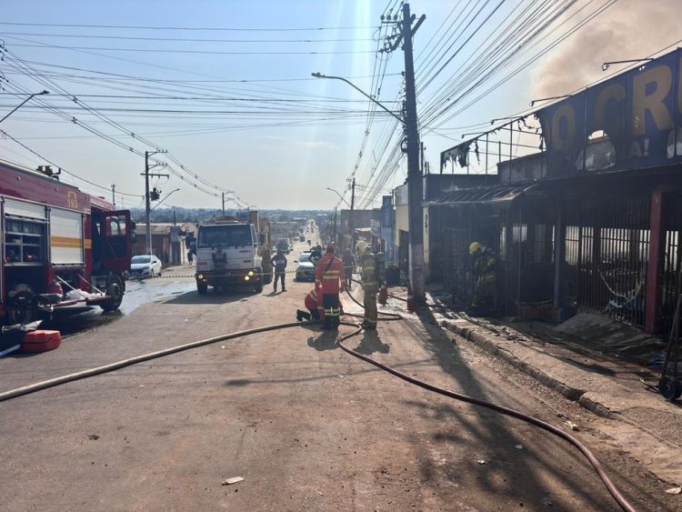 Incêndio de grandes proporções destrói mercado em Rio Branco