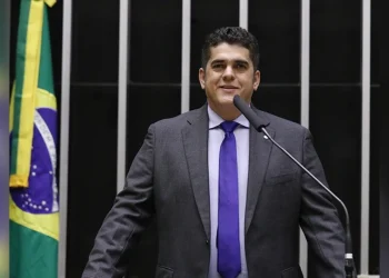 Corrupção: PF acha celular no esgoto e R$ 87 mil em buscas contra deputado