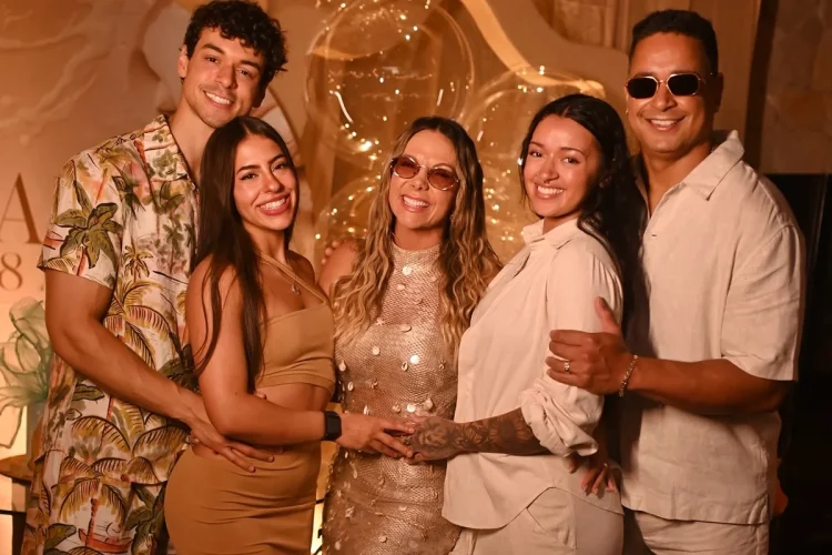 Foto: filha de Carla Perez, Camilly Victória assume namoro com americana