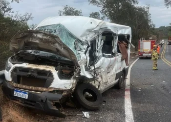 Colisão entre uma van com pacientes e carreta deixa dois mortos em Minas